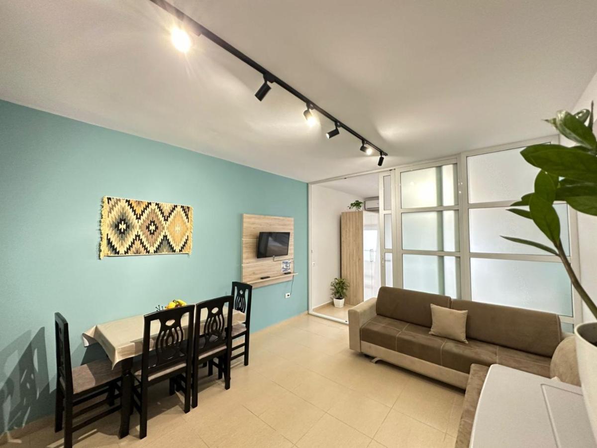 Trea Accomodations - On Private Beach With Sunbed & Umbrella Vlorë Екстериор снимка