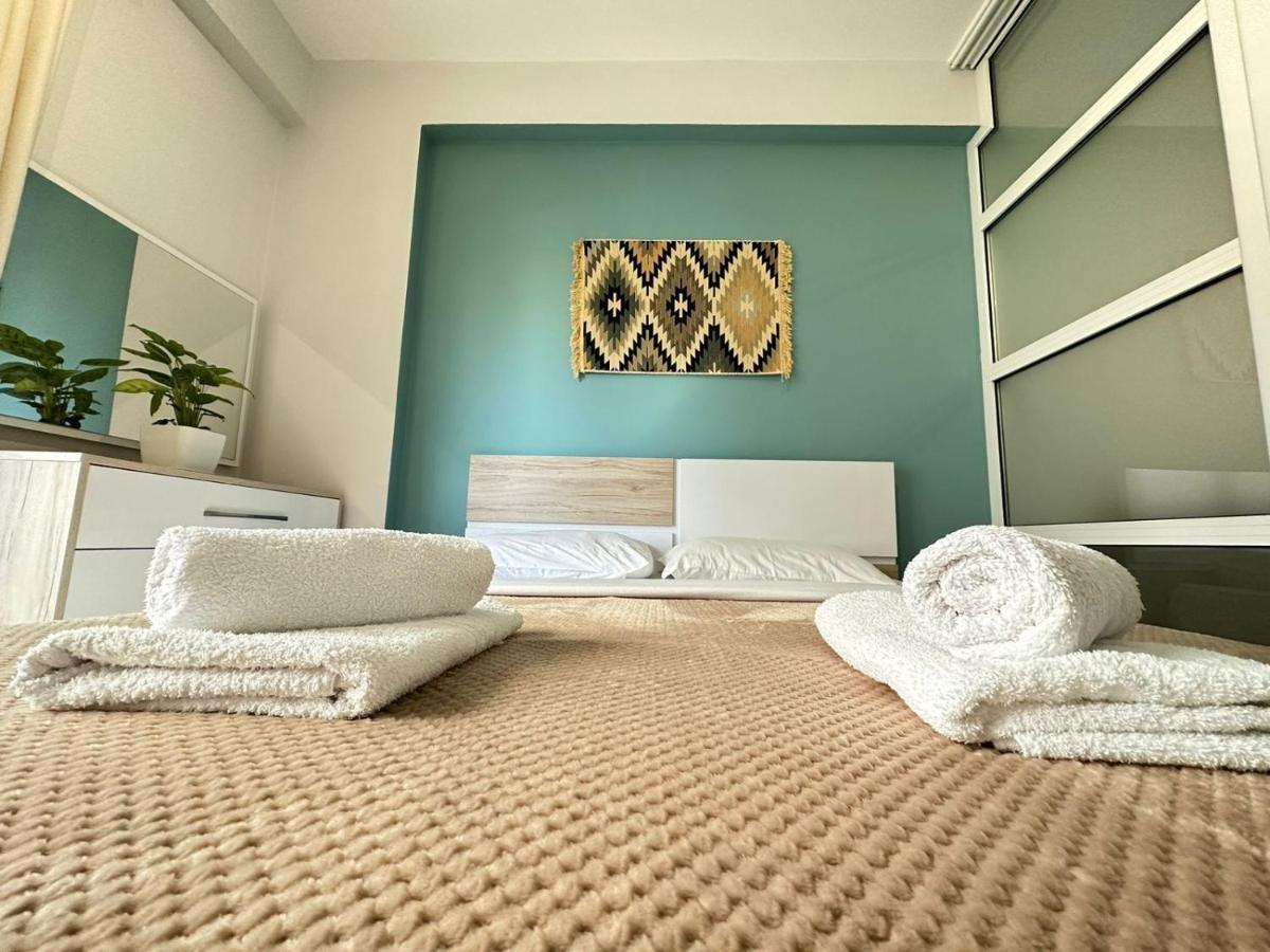 Trea Accomodations - On Private Beach With Sunbed & Umbrella Vlorë Екстериор снимка
